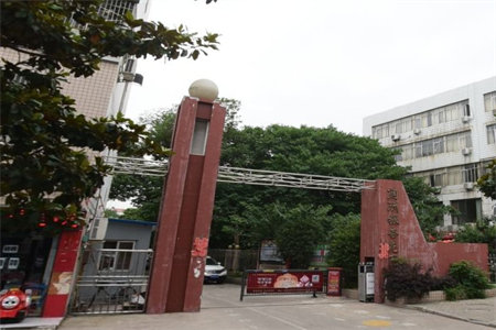 龙都现代城3室2厅1卫122/23附房9楼80万